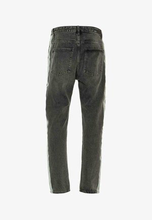 Jeans in denim grigio scuro con una texture leggermente sbiadita, caratterizzati da strisce laterali chiare a contrasto e tasche posteriori standard.