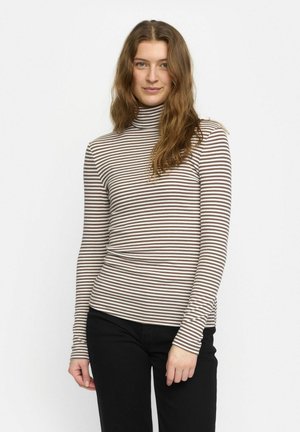 Langsleeve coltrui met fijne bruine en witte strepen, gemaakt van een zachte, rekbare stof, gecombineerd met zwarte broeken.