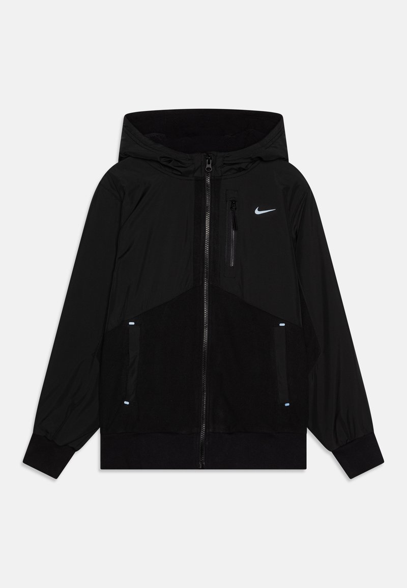 Svart hettejakke med glidelås foran, laget av en blanding av myk fleece og glatt stoff, med et lite logo og sidelommer.