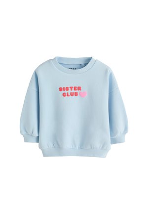 Šviesiai mėlynas mažylio džemperis su pūstomis rankovėmis, raudonu užrašu „SISTER CLUB“ ir rožinės spalvos širdies grafika priekyje.