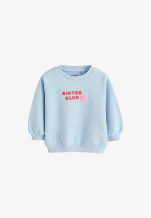 Hele sinine väikelapse pusa paisutatud varrukatega, ees punase kirjaga "SISTER CLUB" ja roosa südame graafikuga.