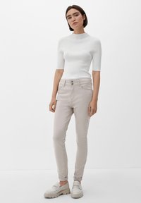 s.Oliver BLACK LABEL IZABELL - Vaqueros slim fit - helles beige