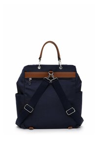 Sac à dos bleu marine avec poignée en cuir marron, bretelles ajustables, poches latérales et une poche zippée à l'arrière.