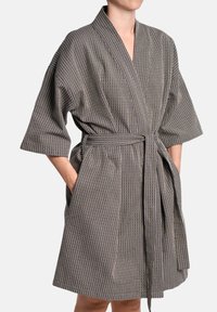 Svītrainā kimono stila halāta pelēka un jūras zilā krāsā, ar jostu vidukļa apvidū, īsām piedurknēm un brīvu piegriezumu. Audumam ir mīksta, teksturēta apdare.