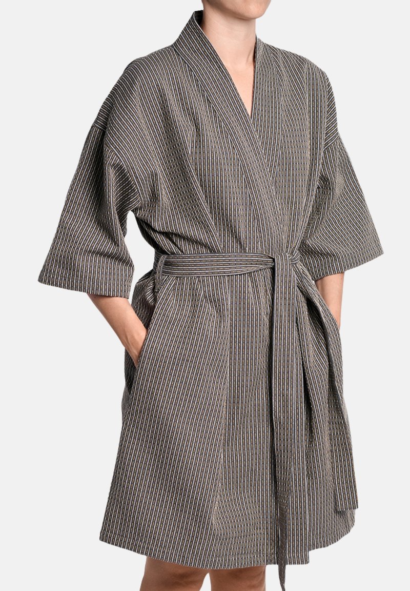 Svītrainā kimono stila halāta pelēka un jūras zilā krāsā, ar jostu vidukļa apvidū, īsām piedurknēm un brīvu piegriezumu. Audumam ir mīksta, teksturēta apdare.