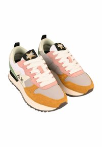 Sneaker multicolori con parte superiore in rete grigia, dettagli in suede rosa e giallo, lacci bianchi, patch con logo nero e suola in gomma con grip testurizzato.