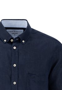 Camicia di lino blu navy con colletto button-down, patta frontale con bottoni chiari e una tasca sul petto.