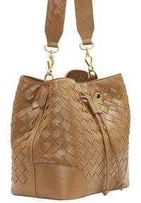 Tan læder bucket bag med vævet tekstur, guld hardware og snorelukning. Justerbar strop til forskellige bæringsmuligheder.