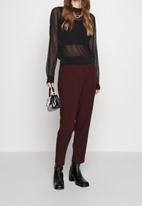 Bruuns Bazaar Pantalon classique - bordeaux