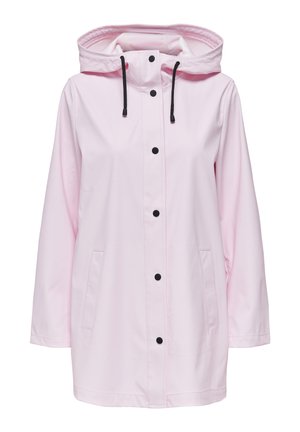 Chaqueta de lluvia rosa con capucha, cordones negros, cierre de botones en la parte delantera y dos bolsillos laterales. Fabricada con material ligero e impermeable.