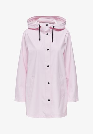 Chaqueta de lluvia rosa con capucha, cordones negros, cierre de botones en la parte delantera y dos bolsillos laterales. Fabricada con material ligero e impermeable.