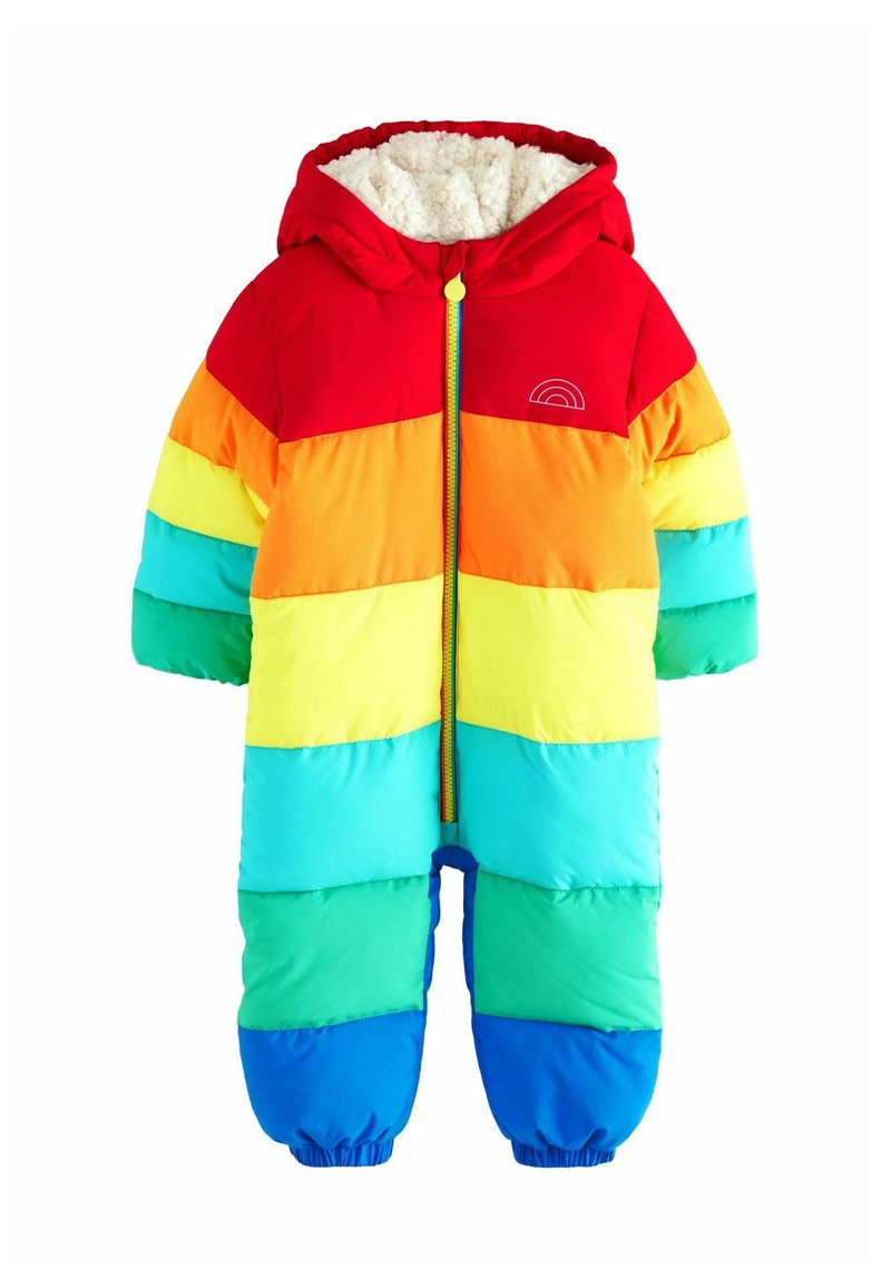 Combinaison de neige en peluche à motif arc-en-ciel avec une capuche rouge. Fabriquée dans plusieurs couleurs : rouge, orange, jaune, vert, turquoise et bleu. Avec une fermeture éclair à l'avant.