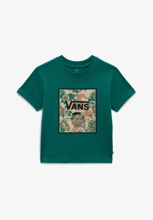 Teal crewneck t-paita, joka on valmistettu puuvillasekoitteesta. Paitassa on kukkakuosi, jossa on mustia ja maanläheisiä sävyjä sekä "VANS"-logo keskellä.