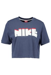 Merinotyyppinen lyhythihainen t-paita, jossa on rohkea valkoinen "NIKE"-logo punaisilla yksityiskohdilla. Pyöreä kaula-aukko ja rento istuvuus.