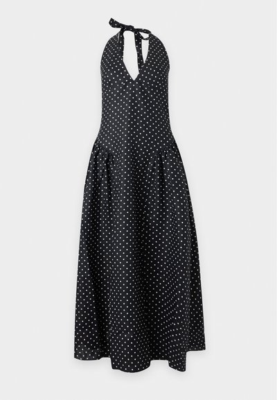 Μαύρο φόρεμα halter-neck με λευκές πουά, εφαρμοστή κορυφή και φουσκωτή φούστα, δεμένο στον λαιμό με φιόγκο.