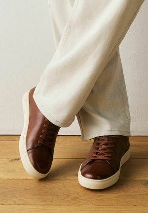 Next, REGULAR FIT - SMART CASUAL LONGLINE TRAINERS - Sneaker low - tan brown