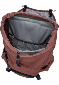 Mochila de tela color marrón con cierre de cordón, forro interior gris, correas ajustables y dos bolsillos laterales para accesorios.