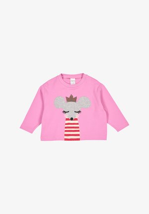 Rosa Langarmshirt mit einer grauen Maus mit geschlossenen Augen, die eine Krone und einen gestreiften Schal in Rot und Creme trägt. Aus Baumwollmaterial.