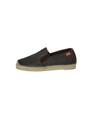 Espadrilla intrecciata grigio scuro senza lacci con bordo marrone e suola intrecciata in juta, con una piccola etichetta del marchio color cuoio vicino al tallone.