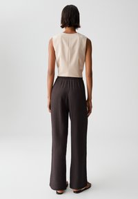 OPUS HIGH RISE LONG WIDE FIT CRINKLE - Broek - midnight brown