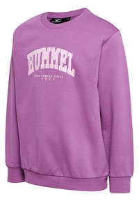 Lila sweatshirt tillverkad av mjukt tyg, med rund halsringning och långa ärmar. "HUMMEL" är tryckt i vitt över bröstet.