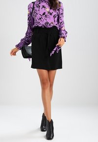 mbyM Gonna a campana - black