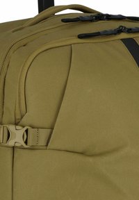 Olivgrüne Duffel-Tasche aus strapazierfähigem Stoff, mit Reißverschlüssen, Fronttaschen und einem Kunststoffschnallenriemen für sicheren Verschluss.