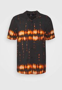 Camicia nera a maniche corte con un motivo astratto arancione e rosso. Presenta un colletto e una chiusura frontale con bottoni.