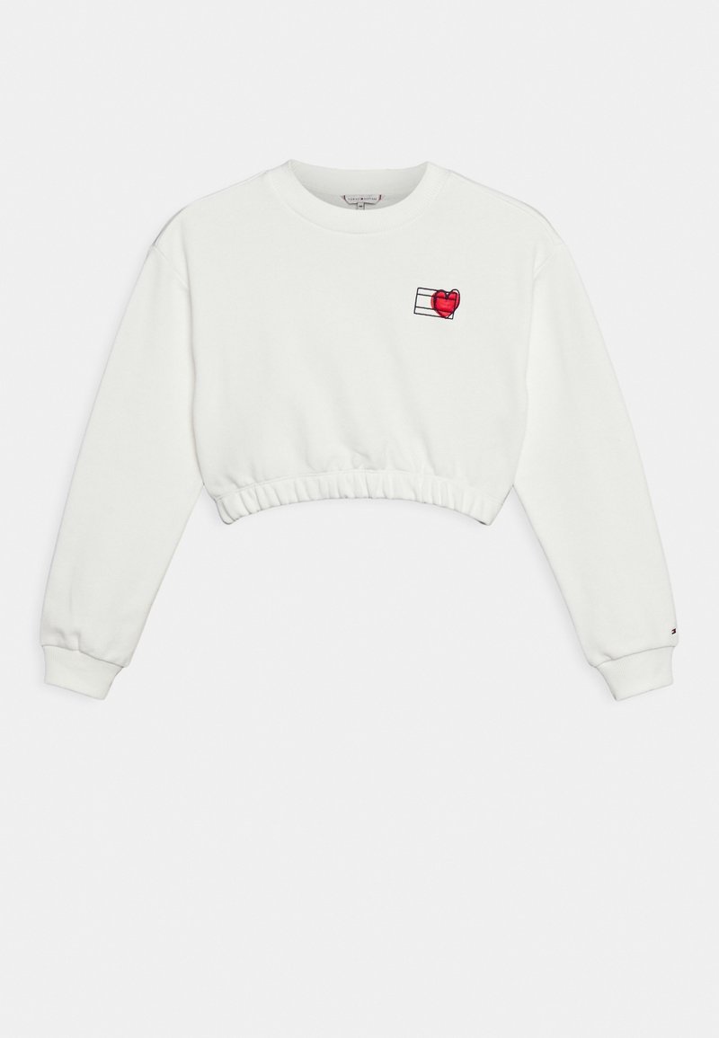 Sudadera blanca corta con mangas largas, puños acanalados y un corazón rojo bordado en el pecho. Material de algodón suave.