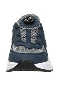 Marineblauwe sportschoen met bovenwerk van mesh en synthetisch materiaal, voorzien van een cirkelvormige draaiknop voor het aansnoeren, reflecterende accenten en een witte zool.