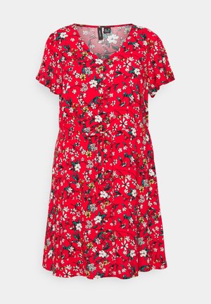Rød kortærmet kjole med hvidt og gult blomsterprint, V-udskæring, knapper foran og bindedetalje i taljen.