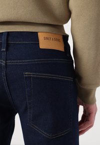 Only & Sons ONSLOOM BOX - Blugi slim fit - dark blue denim
