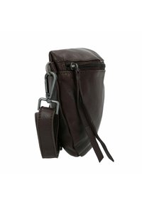 Borsa in pelle marrone con chiusura a zip, tracolla lunga e hardware metallico. Il design include una forma piatta e una finitura testurizzata.