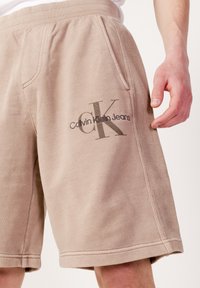Calvin Klein Jeans MONOLOGO MINERAL DYE J30J322907ACI - Shorts - dark beige