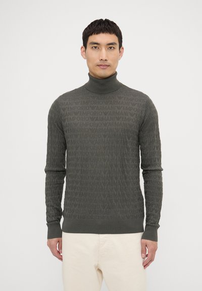 Maglione dolcevita verde scuro con motivo logo Emporio Armani tono su tono, polsini a coste e vestibilità rilassata.