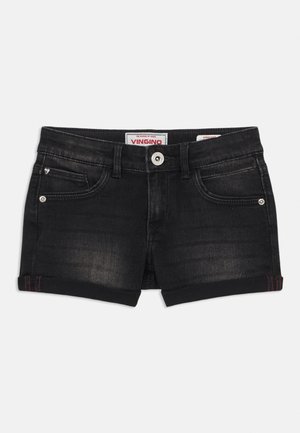 Schwarze Jeans-Shorts mit umgekrempeltem Saum, fünf Taschen, silbernen Beschlägen und einer roten Akzentnaht am Bündchen. VINGINO-Label am Bund.