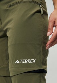 Adidas Terrex UTILITAS - Lauko kelnės - olive strata