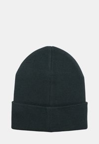 Bonnet tricoté gris foncé avec un revers, un sommet sans couture et un motif texturé pour la chaleur et le confort.