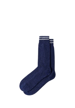 Par de calcetines tobilleros azul marino con canalé y dos rayas gris claro cerca de la parte superior, colocados planos sobre un fondo blanco.