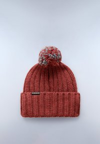 Berretto lavorato a maglia color marrone-rossiccio con un bordo a costine spesso e un pon-pon multicolore sulla cima. Presenta un piccolo etichetta con marchio.