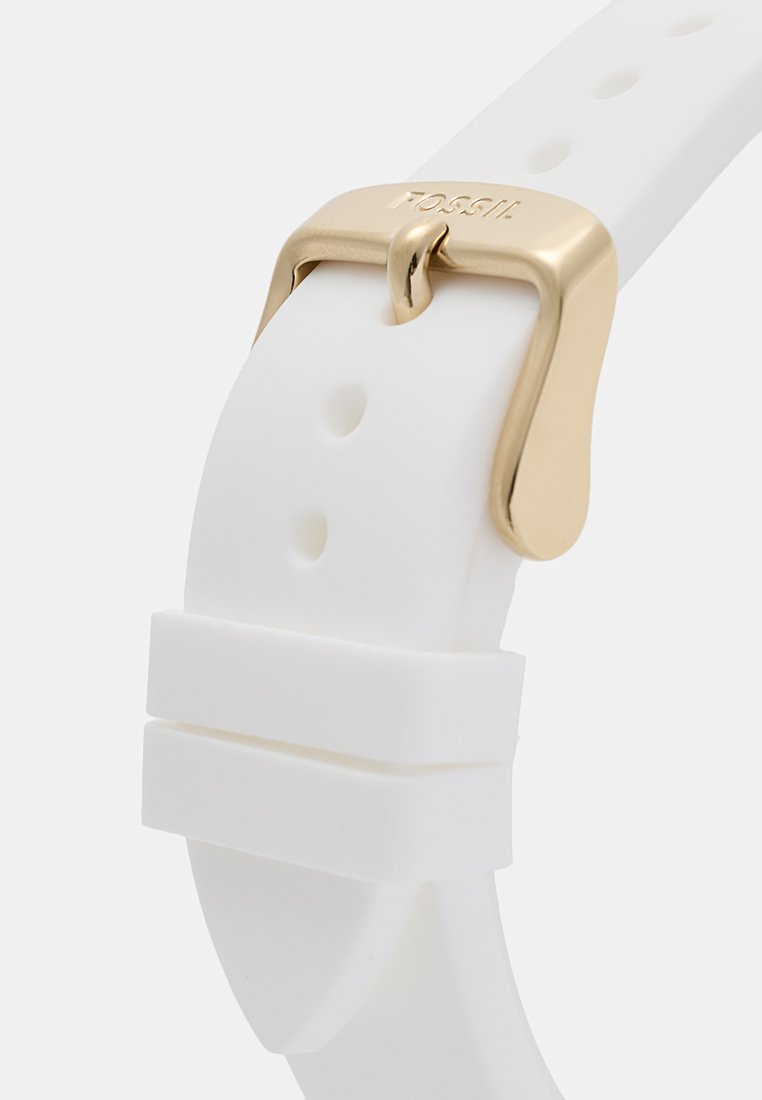 Correa de reloj de silicona blanca con hebilla de metal dorado, múltiples muescas para ajuste de tamaño y una textura suave y flexible.