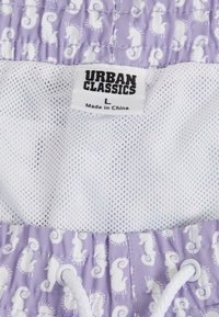 Lila fürdőnadrág tengerihorsós mintával, fehér hálós béléssel és zsinóros záródással. Címke felirata: "Urban Classics", méret: L.
