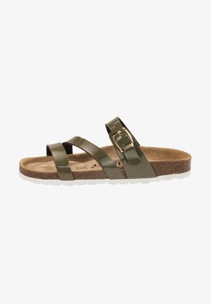 Groene lakleren sandaal met twee kruisbanden, verstelbare zijgesp, kurken voetbed en witte rubberen zool.