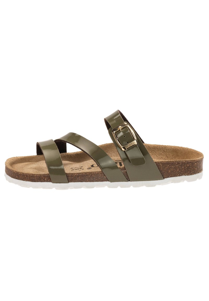 Grön lackläder-sandal med två korsade remmar, justerbar sidspänne, korkfotbädd och vit gummisula.