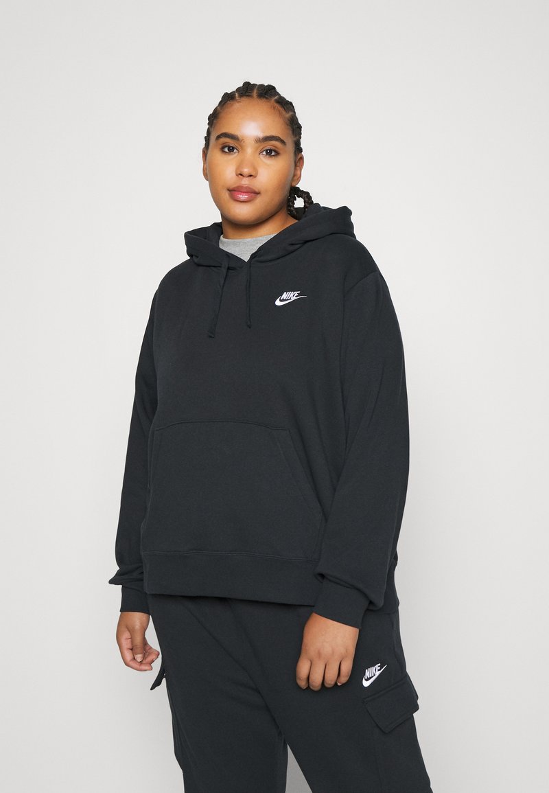 Sudadera con capucha negra y bolsillo tipo canguro en la parte frontal, con el logotipo blanco de Nike en el pecho. Tejido suave y diseño de corte relajado.