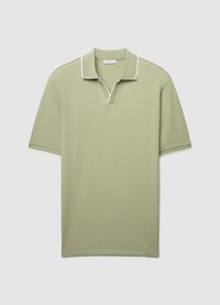 Polo vert clair en tissu texturé, avec une patte de boutonnage à deux boutons et un liseré blanc sur le col et les manches.