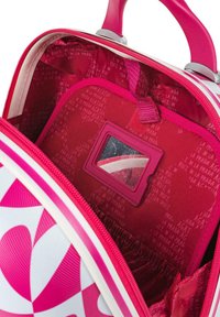 Bolso con un diseño en rosa y blanco, con un exterior brillante que presenta un interior rojo brillante, una ventana para tarjetas y un bolsillo elástico para almacenamiento.