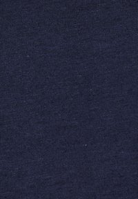 Námorná látka s hladkým, mierne textúrovaným povrchom a jemným ryhovaným vzorom; jednotná farba s minimálnymi variáciami.