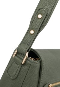 Borsa a tracolla in pelle verde oliva con texture e dettagli in oro, caratterizzata da una forma strutturata e una tracolla regolabile. Dettaglio di tasca con zip visibile.