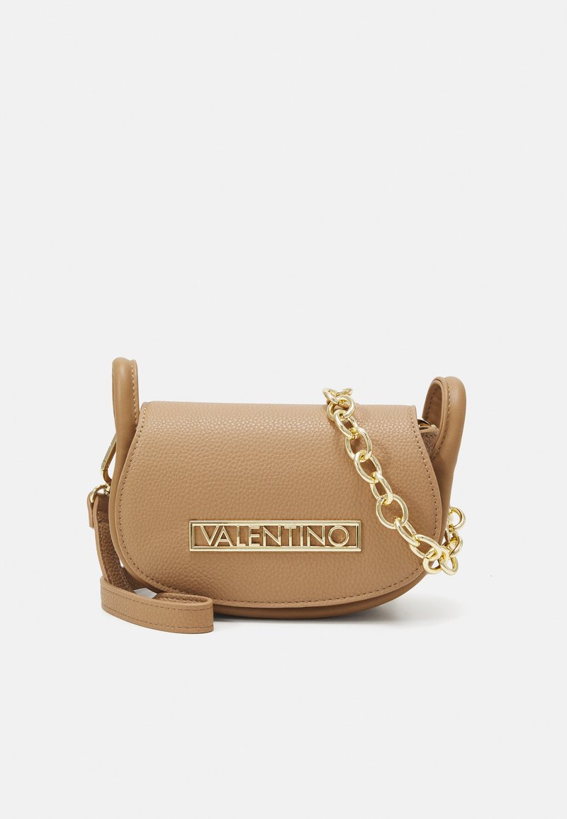 Bolso cruzado de cuero color tostado con superficie texturada, correa de cadena dorada y un prominente logo dorado "Valentino" en la parte frontal. Diseño compacto y redondeado.